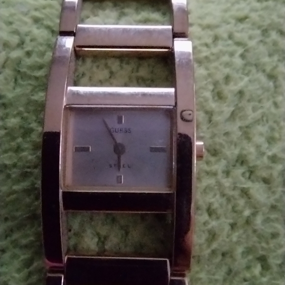 Vintage Guess Womens Watch, gold square-linked bracelet style band - Picture 5 of 5